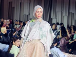 8 Foto Koleksi Busana Lebaran 2025 dari Ria Miranda x Cita Tenun Indonesia