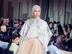 8 Foto Koleksi Busana Lebaran 2025 dari Ria Miranda x Cita Tenun Indonesia