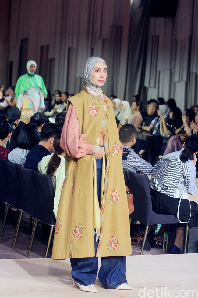 Fashion show koleksi terbaru Ria Miranda Signature 2025 x Cita Tenun Indonesia bertajuk Cita Raya di St. regis, Jakarta, Selasa [26/2/2025].  Foto: Mohammad Abduh/detikcom.