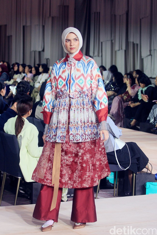 Fashion show koleksi terbaru Ria Miranda Signature 2025 x Cita Tenun Indonesia bertajuk Cita Raya di St. regis, Jakarta, Selasa [26/2/2025]. Foto: Mohammad Abduh/detikcom.