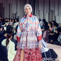 Fashion show koleksi terbaru Ria Miranda Signature 2025 x Cita Tenun Indonesia bertajuk Cita Raya di St. regis, Jakarta, Selasa [26/2/2025]. Foto: Mohammad Abduh/detikcom.