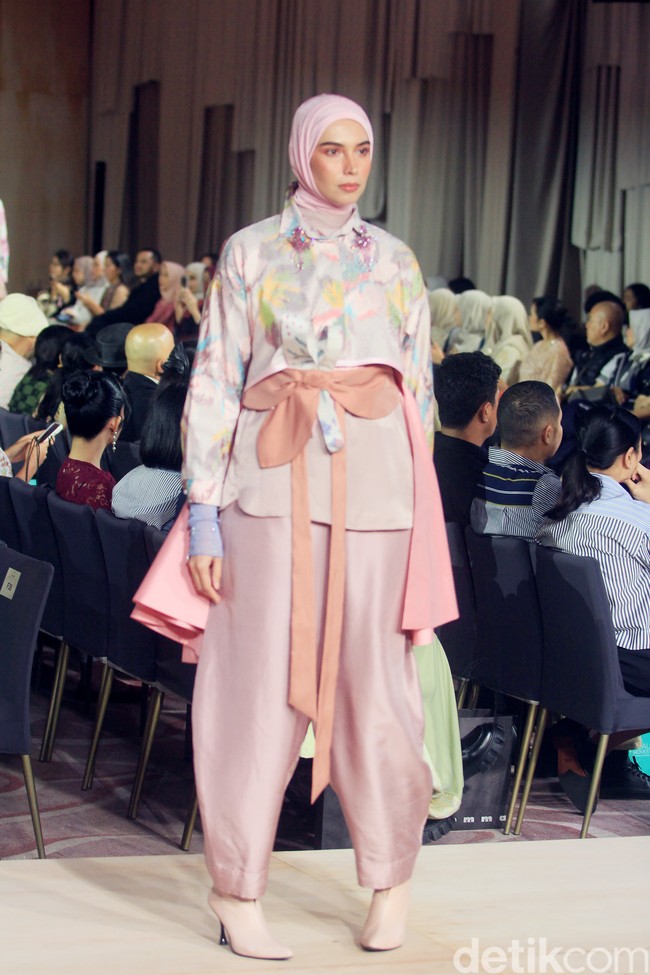Fashion show koleksi terbaru Ria Miranda Signature 2025 x Cita Tenun Indonesia bertajuk Cita Raya di St. regis, Jakarta, Selasa [26/2/2025].  Foto: Mohammad Abduh/detikcom.