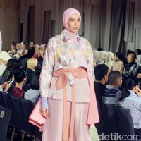 Fashion show koleksi terbaru Ria Miranda Signature 2025 x Cita Tenun Indonesia bertajuk Cita Raya di St. regis, Jakarta, Selasa [26/2/2025].  Foto: Mohammad Abduh/detikcom.
