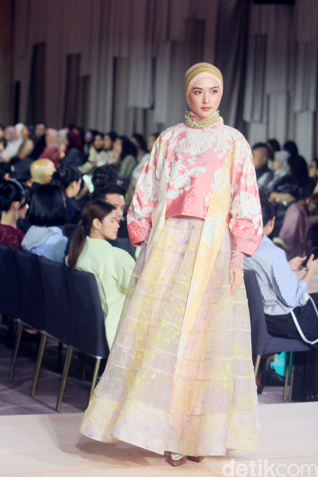 Fashion show koleksi terbaru Ria Miranda Signature 2025 x Cita Tenun Indonesia bertajuk Cita Raya di St. regis, Jakarta, Selasa [26/2/2025].  Foto: Mohammad Abduh/detikcom.