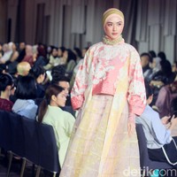 Fashion show koleksi terbaru Ria Miranda Signature 2025 x Cita Tenun Indonesia bertajuk Cita Raya di St. regis, Jakarta, Selasa [26/2/2025].  Foto: Mohammad Abduh/detikcom.