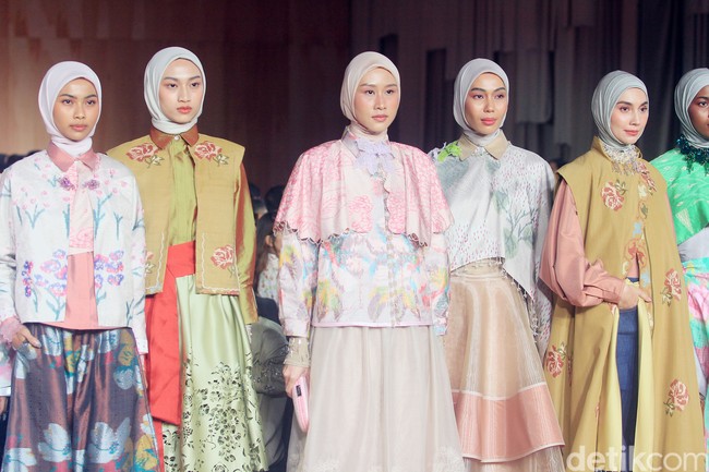 Fashion show koleksi terbaru Ria Miranda Signature 2025 x Cita Tenun Indonesia bertajuk Cita Raya di St. regis, Jakarta, Selasa [26/2/2025].  Foto: Mohammad Abduh/detikcom.