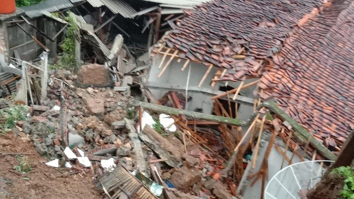 Kondisi rumah warga yang hancur akibat tertimpa talut longsor dampak dari curah hujan tinggi di Desa Cilangkap, Kecamatan Gumelar, Kabupaten Banyumas, Kamis (6/3/2025).