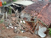 Talut Sepanjang 20 Meter Longsor Timpa 2 Rumah di Gumelar Banyumas