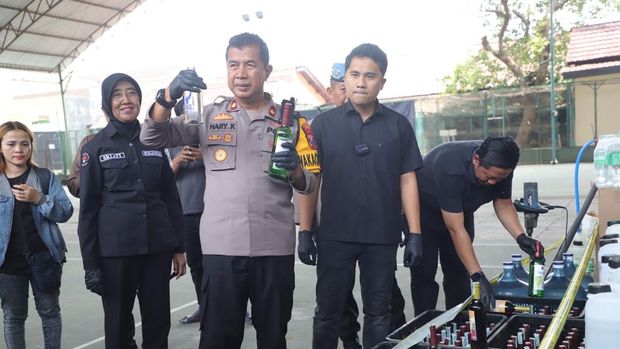 Konferensi pers ungkap kasus miras oplosan ilegal di Kediri.