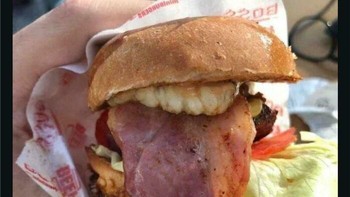 Burger ini tampak seperti ada lidah dan gigi. Foto: Boredpanda