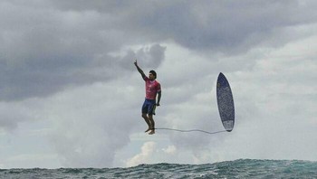Gabriel Medina atlet Kayak saat tampil di Olimpiade Paris 2024. Foto: Boredpanda