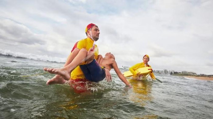 Lebih dari 5.700 orang diselamatkan dari ombak oleh penjaga pantai dan sukarelawan selama musim panas. (Supplied: Surf Life Saving Australia)