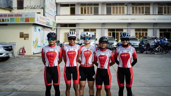 Lima Pebalap Sepeda RI Ikuti Tiga Kejuaraan di Vietnam. Mereka adalah Ayustina Delia Priatna, Shafira Nur Azizah Gunawan Putri, Hadenova Majid An Naafi Putri, Andini Putri Anatasya, dan Melvia Pratista.