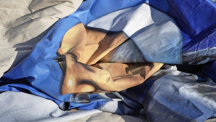 The Pope Francis painting made and displayed by Mexican painter Roberto Marquez lies on the floor outside the Agostino Gemelli in Rome, Wednesday, March 5, 2025. (AP Photo/Gregorio Borgia)