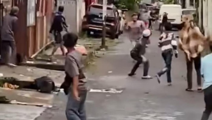 Dua kelompok remaja di Kecamatan Tallo, Makassar, Sulawesi Selatan (Sulsel), terlibat tawuran menggunakan batu hingga busur panah.