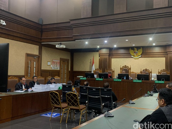 Mantan Sestama Basarnas, Max Ruland Boseke, dituntut 5 tahun dan 3 bulan penjara. (Mulia Budi/detikcom)