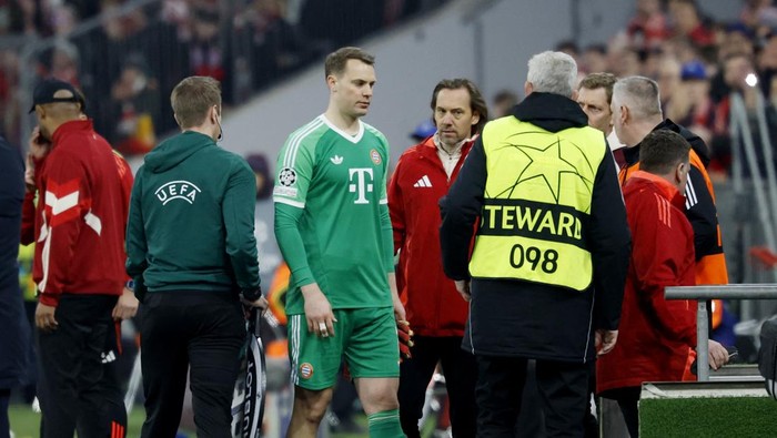 Soccer Football - Champions League - Round of 16 - First Leg - Bayern Munich v Bayer Leverkusen - Allianz Arena, Munich, Germany - March 5, 2025  Bayern Munichs Manuel Neuer reacts after being substituted due to injury REUTERS/Heiko Becker