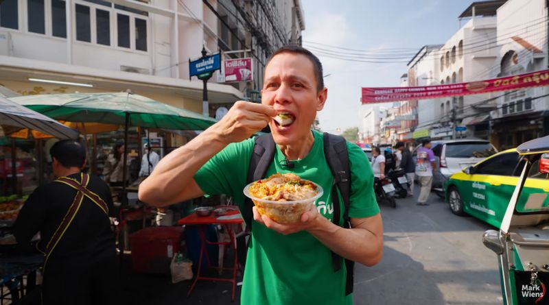 Mark Wiens membandingkan nasi kari Thailand murah dan mahal