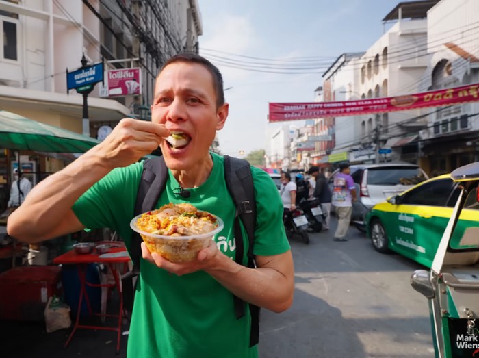 Mark Wiens membandingkan nasi kari Thailand murah dan mahal