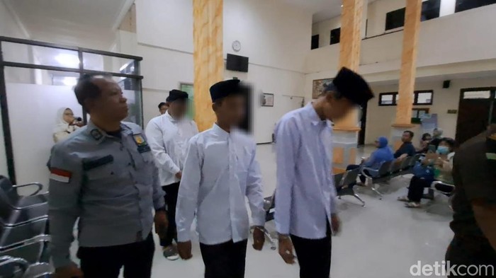 Sidang tuntutan tiga terdakwa pembunuh Faiz yang mayatnya dibuang di hutan Jombang