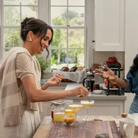 Di sini, Meghan menjelaskan busana yang dikenakannya kepada penonton. Ia memadukan sweater kasmir dari Loro Piana dengan bawahan dari Zara serta jumper bergaris dari Jenni Kayne yang diikatkan di bahunya untuk sentuhan preppy. (Foto: Dok. Netflix)