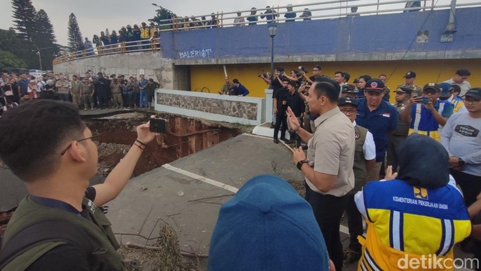 Menteri Koordinator Bidang Infrastruktur dan Pembangunan Kewilayahan Agus Harimurti Yudhoyono (AHY) mengecek Jembatan Kemang Pratama Bekasi yang amblas. Ini momenya.
