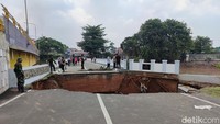 Prajurit TNI berjaga di area Jembatan Kemang Pratama yang amblas.  