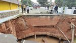 Melihat dari Dekat Jembatan Amblas di Kemang Pratama Bekasi yang Dicek AHY