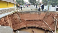 Kondisi Jembatan Kemang Pratama yang amblas setelah diterpa banjir beberapa waktu lalu.  