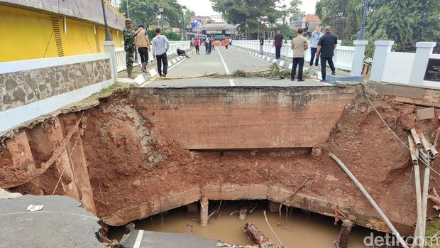 Menteri Koordinator Bidang Infrastruktur dan Pembangunan Kewilayahan Agus Harimurti Yudhoyono (AHY) mengecek Jembatan Kemang Pratama Bekasi yang amblas. Ini momenya.