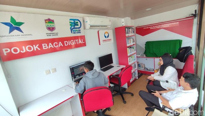 Membaca sambil Ngabuburit di Pojok Baca Digital  Alun-alun Ciamis.