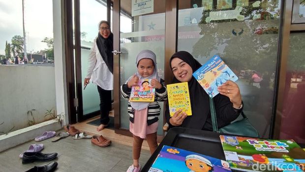 Membaca sambil Ngabuburit di Pojok Baca Digital  Alun-alun Ciamis.