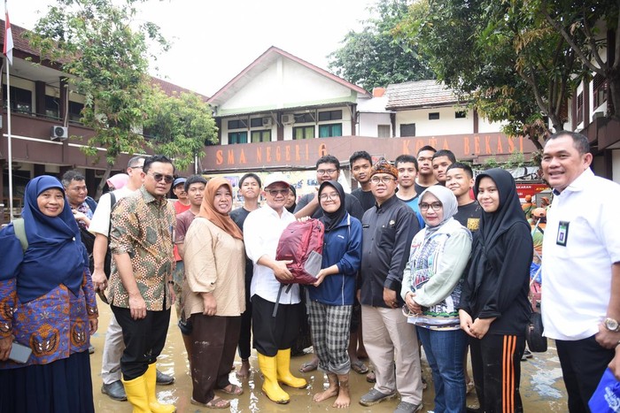 Mendikdasmen Abdul Mu'ti memberikan bantuan Rp855 juta ke sekolah-sekolah di Bekasi terdampak banjir
