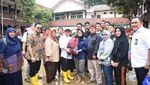 Mendikdasmen Kunjungi Sekolah Korban Banjir Bekasi, Beri Bantuan Rp855 Juta