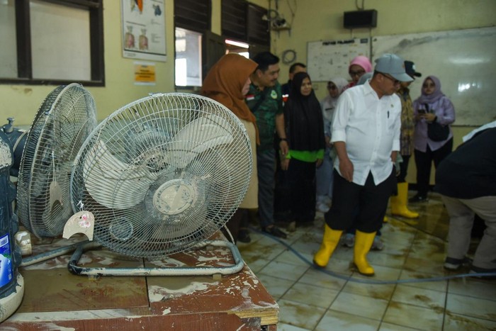 Mendikdasmen Abdul Mu'ti memberikan bantuan Rp855 juta ke sekolah-sekolah di Bekasi terdampak banjir Mendikdasmen Abdul Mu'ti memberikan bantuan Rp855 juta ke sekolah-sekolah di Bekasi terdampak banjir