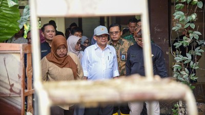Mendikdasmen Kunjungi Sekolah Korban Banjir Bekasi, Beri Bantuan Rp855 Juta