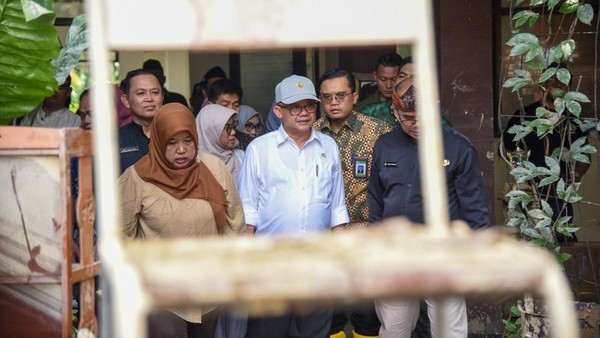 Mendikdasmen Kunjungi Sekolah Korban Banjir Bekasi, Beri Bantuan Rp855 Juta