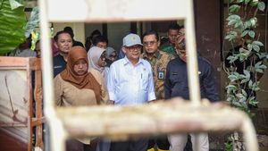 Mendikdasmen Kunjungi Sekolah Korban Banjir Bekasi, Beri Bantuan Rp855 Juta