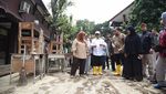 Mendikdasmen Kunjungi Sekolah Korban Banjir Bekasi, Beri Bantuan Rp855 Juta