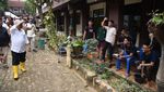 Mendikdasmen Kunjungi Sekolah Korban Banjir Bekasi, Beri Bantuan Rp855 Juta