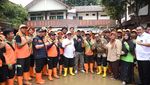 Mendikdasmen Kunjungi Sekolah Korban Banjir Bekasi, Beri Bantuan Rp855 Juta