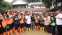 Adapun bantuan yang diberikan bagi sekolah terdampak adalah sebagai berikut 1) family kit sebanyak 100 paket; 2) school kit untuk PAUD 50 paket, SD 50 paket, SMP 75 paket, SMA 25 Paket; 3) bantuan uang untuk jenjang PAUD senilai total Rp250 juta, untuk jenjang SD senilai total Rp80 juta, untuk jenjang SMP dengan total senilai Rp250 juta, untuk jenjang SMA dengan total bantuan senilai Rp250 juta, dan untuk SMK senilai Rp25 juta. Total bantuan Rp855 juta. Selain itu juga diberikan bantuan 1 paket tenda kelas darurat untuk SD. Foto: (Dokumentasi Kemendikdasmen)