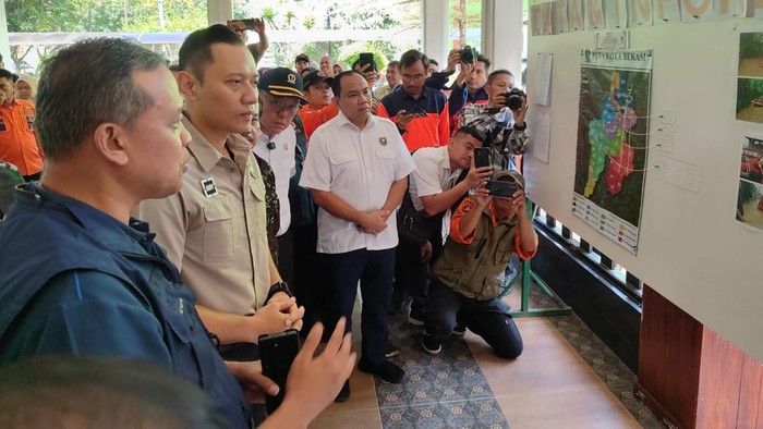 Menko AHY dan Menko Pratikno cek dampak banjir di Bekasi