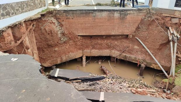 Menko AHY dan Menko Pratikno cek jembatan amblas di Bekasi
