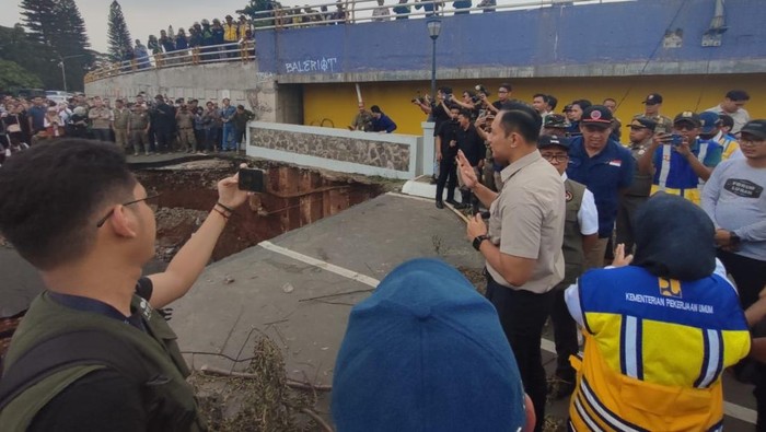 Menko AHY dan Menko Pratikno cek jembatan amblas di Bekasi