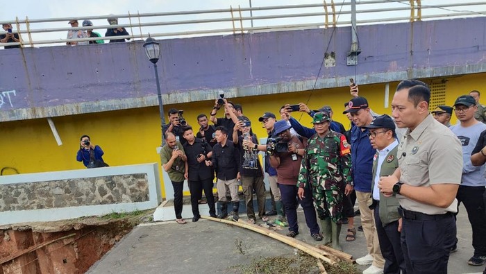 Menko AHY dan Menko Pratikno cek dampak banjir di Bekasi