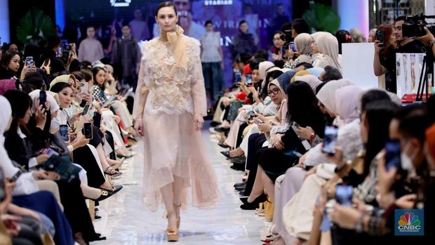 Metro Department Store menggelar Metro Festive Raya Fashion Show 2025 di Plaza Senayan, Jakarta, Kamis (6/3/2025). Dalam gelaran Festive Raya kali ini, Metro menggandeng empat desainer Indonesia dengan karya-karya koleksi Lebaran yang luar biasa.  (CNBC Indonesia/Tri Susilo)