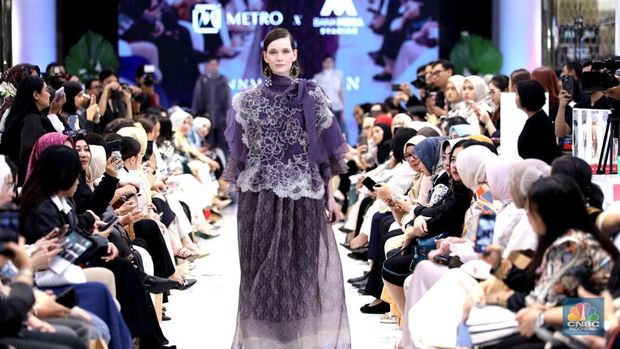 Metro Department Store menggelar Metro Festive Raya Fashion Show 2025 di Plaza Senayan, Jakarta, Kamis (6/3/2025). Dalam gelaran Festive Raya kali ini, Metro menggandeng empat desainer Indonesia dengan karya-karya koleksi Lebaran nan luar biasa.  (detikai.com/Tri Susilo)