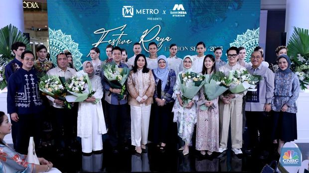 Metro Department Store menggelar Metro Festive Raya Fashion Show 2025 di Plaza Senayan, Jakarta, Kamis (6/3/2025). Dalam gelaran Festive Raya kali ini, Metro menggandeng empat desainer Indonesia dengan karya-karya koleksi Lebaran yang luar biasa.  (CNBC Indonesia/Tri Susilo)