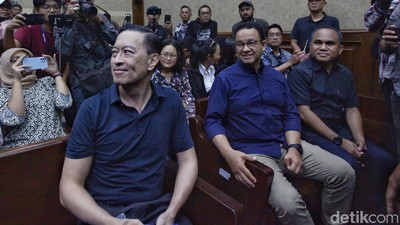 Momen Anies Baswedan Hadiri Sidang Perdana Tom Lembong